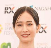ずり落ちそう？！前田敦子 後ろも凄い黒いドレスで授賞式登場 34歳 ...