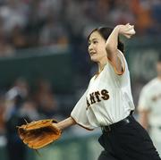【巨人】サウスポー前田敦子が始球式 スタンドからは「あっ ...