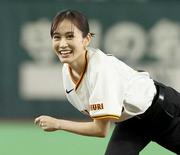 前田敦子 可憐なサウスポー！青野楓“美しすぎる捕手”&ミキティ ...