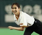 「サウスポーにびっくり」前田敦子 左投げ始球式に場内沸く ...