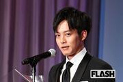 松坂桃李“ロン毛化”に「メロすぎ」集まる絶賛 大河ドラマ「主演 ...
