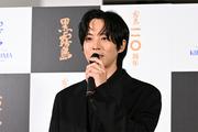 松坂桃李、『VIVANT』堺雅人の“1人3役”に驚き「あれ絶対ギャラ3倍 ...