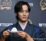 松坂桃李、着物姿で艶やかにおにぎり握る 口いっぱいにほお張り ...
