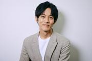 松坂桃李、“イタズラっ子顔”で井浦新のインスタに写り込む姿に ...