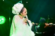 MISIA 「星空のライヴ」東京公演で転倒ハプニング マイクは離さず ...