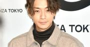 三浦翔平、グレーのセットアップで登場 笑顔で「上品かつ大人 ...