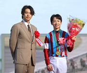 俳優の三浦翔平が4月19日、中山競馬場で行われた皐月賞・G1の ...