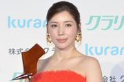 仲里依紗、「美脚大賞」受賞に驚き「まさか自分が!」 美脚際立つ ...