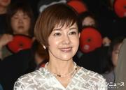 沢口靖子、純白ワンピースで華やかな笑顔 息子役のなにわ男子 ...