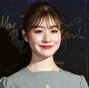 元NGT48加藤美南「白馬のお姫様」胸元大胆露出の白ロングワンピで ...
