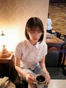 NMB48・安部若菜、メガネ姿でレトロ喫茶を満喫！知的な横顔で ...