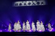 乃木坂46、日大入学式にサプライズ出演 1万8000人の新入生から大歓声