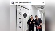 「ようやく一緒に写真撮れました」中川大志、楽屋暖簾の贈り主・小栗旬と念願ツーショ「熱すぎ」「見たかった光景」