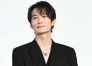 「後ろ姿からもオーラが」岡田将生 韓国街中での最新姿に歓喜の声 ...