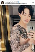 俳優の岡田将生が公開したショットが、ネットを騒がせている。