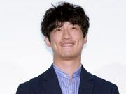 坂口健太郎、『ハンオシ』愛猫・おもちと“じゃれ合い”SHOTに ...