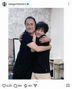 坂口健太郎、渡辺謙とのハグショット公開「世界のWケン」の声 (2025年10月24日掲載) - ライブドアニュース