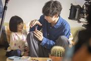 坂口健太郎、倉田瑛茉と“あっち向いてホイ” 『私はあなたを知ら ...