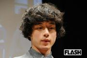 坂口健太郎、ファッションショーでの“短髪姿”にファンから不満 ...