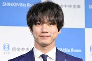 坂口健太郎、クールな短髪・ひげ＆メガネにファン熱狂「雰囲気 ...