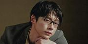 坂口健太郎、GENTLE MONSTER＆PRADAコラボコレクションに登場 「本」を ...
