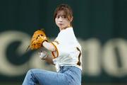 東京Dに出現した美女が見事な一投　ドラマ主演タレントの登場にスタジアム歓喜（Full-Count） - Yahoo!ニュース