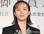 39歳・比嘉愛未、“ふっくらお腹”に手を当て…神々しい姿に反響「表情が素敵」　ドラマオフショット公開（オリコン） - Yahoo!ニュース
