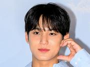 可愛らしい“犬耳ポーズ”も！SEVENTEEN・ミンギュ、爽やかな水色 ...