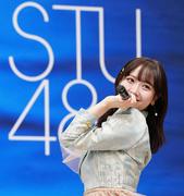 STU48石田千穂「大胆に大人になった私を」シャツ口にくわえ ...