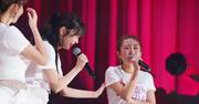 思わず涙を浮かべる指原莉乃と高橋みなみ。©AKB48