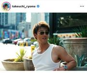 俳優の竹内涼真が夏らしいスタイルを披露し、ファンを沸かせて ...