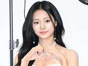 TWICE・ツウィ、米人気バンドボーカリストと夢のコラボ！新曲『Blink ...