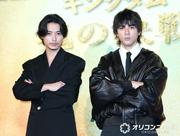 山 賢人&山田裕貴、榎本司と3人でハグ 緊張を優しくフォロー
