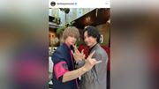 「げ・き・あ・つ♡」山﨑賢人、人気俳優同士の２ショにファンくぎ付け！「最高ペアすぎる」「２人とも手がメロい」
