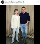 俳優の横浜流星が自身のSNSを更新し、デザイナーのジョナサン ...