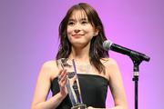 芳根京子、美デコルテにダイヤモンド輝かせる 2000万円と聞き ...