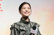 《ヘソ出し白Tで颯爽と》女優・芳根京子、乃木坂46のライブをお ...