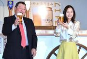 発表会の会場で「マルエフ」をPRする芳根京子さん（右）＝21日 ...