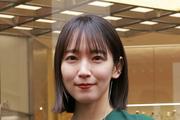 32歳 吉岡里帆まるで人魚…夕暮れの海辺で佇みオフショットが話題「幻想的で綺麗」「絵画の様な美しさ！」