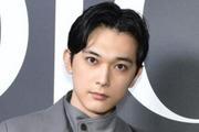 まさかのポーズにツッコミ殺到…！ 吉沢亮が最優秀主演男優賞受賞 ...