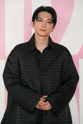 【画像】吉沢亮、プールに浸かるオフショットも。デビュー17周年 ...