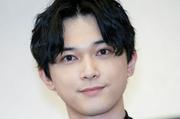 吉沢亮、主演舞台後に先輩・松島庄汰との2ショット公開 裏で見せ ...